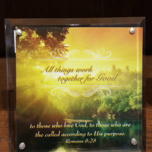 Square Acrylic Table Top Small Ornament (Romans 8:28)方形压克力桌饰 (罗马书 8:28)